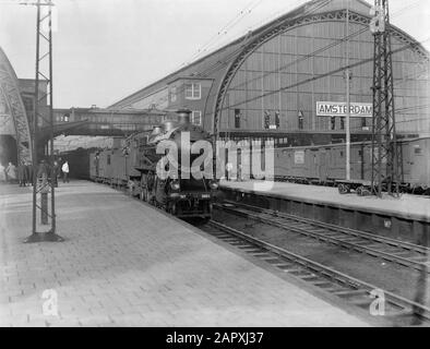 Reportage Nederlandse Spoorwegen Steam locomotive 3601 avec wagons sur une plate-forme de la gare centrale entre les deux canopies Date: 1932 lieu: Amsterdam, Noord-Holland mots clés: Chemins de fer, locomotives à vapeur Banque D'Images