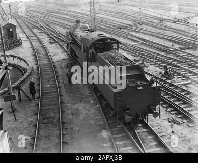 Reportage Nederlandse Spoorwegen locomotive à vapeur avec charbon dans la cour Date: 1932 lieu: Amsterdam, Noord-Holland mots clés: Chemins de fer, locomotives à vapeur Banque D'Images