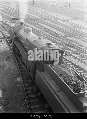 Reportage Nederlandse Spoorwegen Steam locomotive 3906 au chantier de shunting Annotation: La série NS 3900 était une série de locomotives à vapeur des chemins de fer néerlandais Date: 1932 lieu: Amsterdam, Noord-Holland mots clés: Lignite, chemins de fer, locomotives à vapeur Banque D'Images