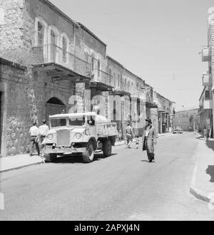 Israël 1964-1965: Jérusalem (Jérusalem), Mea Shearim Street dans le district de Mea Shearim, en lui un homme avec un long manteau et un chapeau sur l'annotation: MEA Shearim, également appelé Meah Shearim ou une centaine de portes , est l'un des quartiers les plus anciens de Jérusalem. Il a été construit à partir de 1870 par les Juifs Hasidic qui vivaient dans la vieille ville jusqu'alors. Cependant, il y avait trop peu d'espace et ils ont acheté un bout de terre au nord-ouest de la ville. Cette terre, une zone marécageuse, a été cultivée dans la terre pour construire un nouveau quartier: Meah Shearim. Le quartier est connu anno 2012 comme le quartier juif le plus orthodoxe Banque D'Images