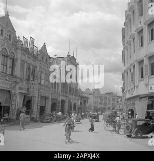 WAR Volunteers in Malacca and Indonesia Street in the Chinese Quarter of Kuala Lumpur Date: 1946 lieu: Kuala Lumpur, Malacca, Malaysia mots clés: Voitures, cyclistes, images de rue, transport Banque D'Images