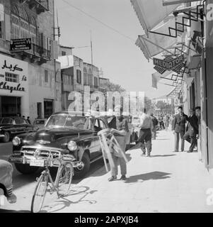 Moyen-Orient 1950-1955 : rue Liban statue et vendeur de pain à la rue Weygand à Beyrouth Date : 1950 lieu : Beyrouth, Liban mots clés : boulangers, sculptures de rue, vendeurs de rue, piétons Banque D'Images