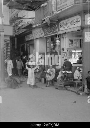 Moyen-Orient 1950-1955 : statue de la rue Egypte au Caire Date : 1950 lieu : le Caire, Egypte mots clés : Images de la rue, boutiques Banque D'Images