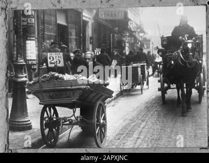 Images de rue, voitures, population Date : 1900 lieu : France, Paris mots clés : population, images de rue, voitures Banque D'Images