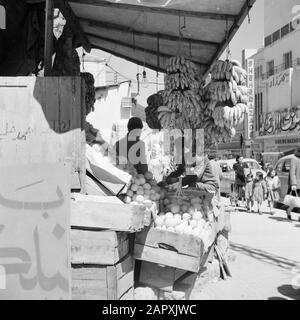 Moyen-Orient 1950-1955 : ventes de fruits dans la rue Lebanon à Beyrouth Date : 1950 lieu : Beyrouth, Liban mots clés : marchés, images de rue, fruits Banque D'Images