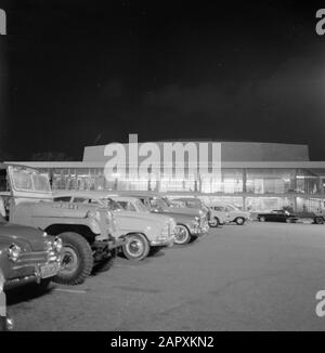 Tel Aviv. Frédéric R. Mann Auditorium vu la nuit du parking devant le bâtiment Date: 1 janvier 1964 lieu: Israël, tel Aviv mots clés: Architecture, voitures, prises de vue de nuit, fenêtres, théâtres Nom personnel: Mann, Frederic R. Banque D'Images