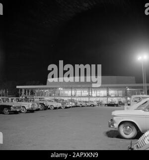 Tel Aviv. Frederic R. Mann Auditorium vu la nuit du parking devant le bâtiment Date: 1 janvier 1964 lieu: Israël, tel Aviv mots clés: Plans de nuit, architecture, voitures, fenêtres, théâtres Nom personnel: Mann, Frederic R. Banque D'Images