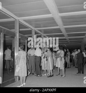 Tel Aviv. Frédéric R. Mann Auditorium vu le soir du parking devant le bâtiment avec attente à l'entrée Date: 1 Janvier 1964 lieu: Israël, tel Aviv mots clés: Architecture, prises de vue de nuit, public, théâtres Nom du personnage: Mann, Frederic R. Banque D'Images