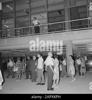 Tel Aviv. Frédéric R. Mann Auditorium vu le soir du parking devant le bâtiment avec attente à l'entrée Date: 1 Janvier 1964 lieu: Israël, Israël, tel Aviv mots clés: Architecture, prises de vue de nuit, public, théâtres Nom personnel: Mann, Frederic R. Banque D'Images