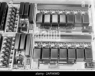 Reportage Kasvereeniging Amsterdam Telephony. Standard Annotation: Le Kasvereeniging était et est situé au Spuistraat 172 à Amsterdam. En 1952, le nom a changé en Kas-Association, aujourd'hui la banque est appelée KAS BANK Date: 1933 lieu: Amsterdam, Noord-Holland mots clés: Téléphonie Banque D'Images