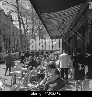 Pariser Bilder [la vie de rue de Paris] terrasse du café de la paix, à l'angle De La Place de l'Opéra et du boulevard des Capucines Date : non dédrée lieu : France, Paris mots clés : cafés, images de rue, terrasses Banque D'Images