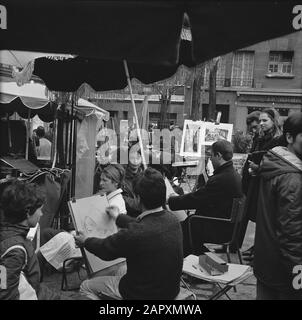 Pariser Bilder [La vie de rue de Paris] Les Touristes sont représentés sur La Place du Tertre, Montmartre Annotation: Quartier touristique du 18ème arrondissement, traditionnellement peuplé de peintres et d'autres artistes Date: 1965 lieu: France, Paris mots clés: Artistes de rue, sculptures de rue, dessinateurs, tourisme Banque D'Images
