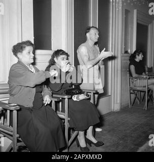 Acrobat School Carletti à Montmartre, Paris Spectateurs aux leçons du Maître Carletti. Liens Mme Carletti Date: Non daté lieu: France, Paris mots clés: Gymnase, intérieur, public, écoles Banque D'Images