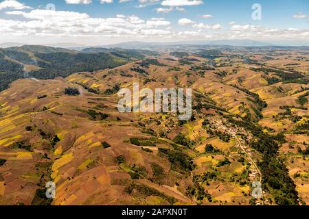 Vue aérienne, paysage agricole Vallonné avec champs, Mbeya Rural, Tanzanie Banque D'Images