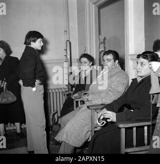 Acrobat School Carletti à Montmartre, Paris Spectateurs aux leçons du Maître Carletti. Assis à gauche Mme Carletti Date: Non daté lieu: France, Paris mots clés: Gymnase, intérieur, public, écoles Banque D'Images