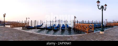 La place Saint-Marc des gondoles, derrière l'église San Giorgio Maggiore, ambiance brumeuse, Venise, Italie Banque D'Images