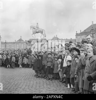 55ème anniversaire Du roi Frédéric IX Spectateurs sur la place du château d'Amalienborg en l'honneur de l'anniversaire du roi Date: 11 mars 1954 lieu: Danemark, Copenhague mots clés: Palais, public, images de rue Banque D'Images
