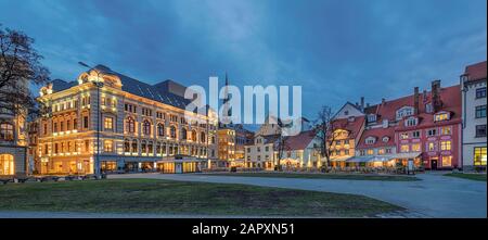 Salle De Concert Grande Guilde, Place, Illuminée, Crépuscule, Vieille Ville, Riga, Lettonie Banque D'Images