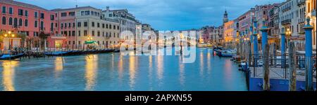 Grand Canal avec pont du Rialto et gondoles, ambiance nocturne, panorama, Venise, Italie Banque D'Images