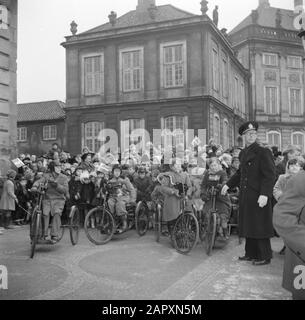 55ème anniversaire Du roi Frédéric IX Spectateurs sur la place du château d'Amalienborg en l'honneur de l'anniversaire du roi avec front handicapés avec vélos Date: 11 mars 1954 lieu: Danemark, Copenhague mots clés: Handicapés, handicapés, vélos à main, enfants, palais, police, public, anniversaires, drapeaux Banque D'Images