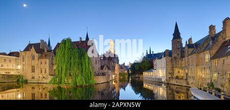 Rozenhoedkaai, quai Rosaire la nuit, Panorama, Bruges, Belgique Banque D'Images