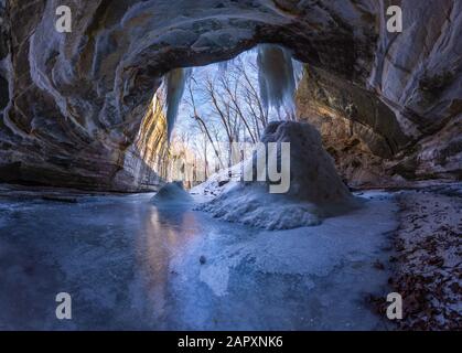 Vue panoramique derrière les chutes d'eau gelées du canyon d'Ottawa. Starved Rock State Park, Illinois, États-Unis Banque D'Images