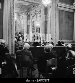 Discours Štefan Osuský pour l'Académie diplomatique l'ambassadeur international tchécoslovaque Štefan Osuský (debout) parle; à sa droite Henry Bérenger, président de la Commission des affaires étrangères du Sénat français Annotation: Le discours d'Osusky était le "l'Equilibre politique politique de l'Europe" (l'équilibre politique du pouvoir de l'Europe). Date: 23 juin 1938 lieu: Paris mots clés: Diplomates, audition, hommes, miroirs, discours Nom personnel: Bérenger, Henry, Osuský, Štefan Banque D'Images