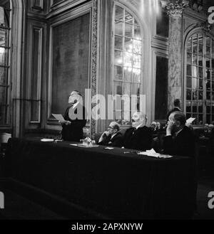 Discours Štefan Osuský pour l'Académie diplomatique l'ambassadeur international tchécoslovaque Štefan Osuský (debout) parle; à sa droite Henry Bérenger, président de la Commission des affaires étrangères du Sénat français Annotation: Le discours d'Osusky était le "l'Equilibre politique politique de l'Europe" (l'équilibre politique du pouvoir de l'Europe). Date: 23 juin 1938 lieu: Paris mots clés: Diplomates, audition, hommes, miroirs, discours Nom personnel: Bérenger, Henry, Osuský, Štefan Banque D'Images