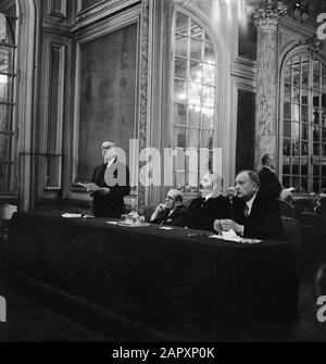 Discours Štefan Osuský pour l'Académie diplomatique internationale Czecho-slovaque l'ambassadeur Štefan Osuský (à gauche) parle; à droite Henry Bérenger, président de la Commission des affaires étrangères du Sénat français Annotation: Le discours d'Osusky était celui de l'Equilibre politique politique de l'Europe (l'équilibre politique du pouvoir). Date: 23 juin 1938 lieu: Paris mots clés: Diplomates, hommes, miroirs, discours Nom personnel: Bérenger, Henry, Osuský, Štefan Banque D'Images