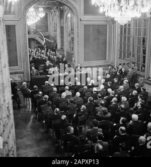 Discours Štefan Osuský pour l'Académie diplomatique internationale Czecho-slovaque l'ambassadeur Štefan Osuský (debout derrière la table) parle pour un diplomate de salle diplomatique, à droite de lui Henry Berenger, président de la Commission des affaires étrangères du Sénat français Annotation: Le discours d'Osusky a fait l'objet de la "Politique de l'Europe" (l'équilibre du pouvoir politique de l'Europe). Date: 23 juin 1938 lieu: Paris mots clés: Diplomates, hommes, rangées, miroirs, discours Nom personnel: Bérenger, Henry, Osuský, Štefan Banque D'Images