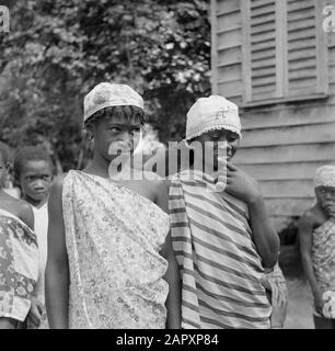 Voyage au Suriname et aux Antilles néerlandaises Deux jeunes filles de l'église évangélique de Brotheréglise à Langetabbetje au Suriname Date : 1947 lieu : Langatabbetje, Marowijne, Suriname mots clés : églises, services religieux, femmes Banque D'Images