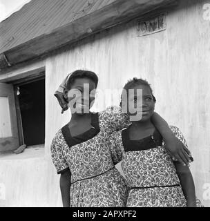 Voyage au Suriname et aux Antilles néerlandaises Deux filles à Curaçao Date : 1947 lieu : Curaçao mots clés : population autochtone, femmes Banque D'Images