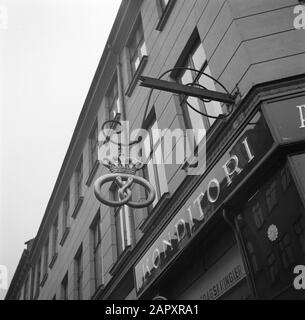 Visite au panneau Pretzel de Copenhague à une pâtisserie Date: Mars 1954 lieu: Danemark, Copenhague mots clés: Boulangers, enseignes Banque D'Images