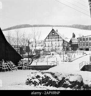 Maisons À Colombages Rothaargebergte à Girkhausen en hiver Date: Non dédrées lieu: Allemagne, Girkhausen, Rhénanie-du-Nord-Westphalie, Allemagne de l'Ouest mots clés: Village images, neige, hiver Banque D'Images