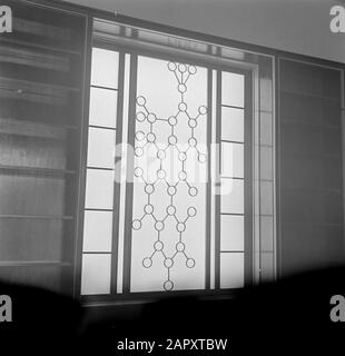 Israël 1948-1949:fenêtre de Rehovot dans un bâtiment de l'institut des sciences Weizmann à Rehovoth (Rechohoth) dans lequel le motif contient la formule de Weizmann Date: 1948 lieu: Israël, Rehogot mots clés: Architecture, industrie chimique, intérieur, laboratoires, fenêtres, recherche scientifique Nom de l'institution: Institut Weizman Banque D'Images