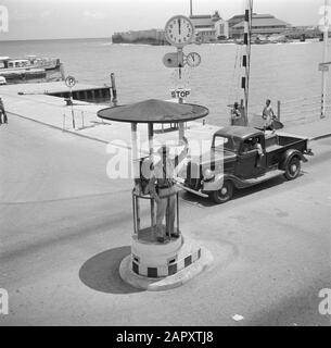 Voyage au Suriname et aux Antilles néerlandaises agent de trafic à l'intersection Emmabog et Handelskade Date: 1947 lieu: Curaçao, Willemstad mots clés: Voitures, policiers Nom de l'institution: Emmabog Banque D'Images