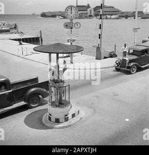 Voyage au Suriname et aux Antilles néerlandaises agent de trafic à l'intersection Emmabog et Handelskade Date: 1947 lieu: Curaçao, Willemstad mots clés: Voitures, policiers Nom de l'institution: Emmabog Banque D'Images