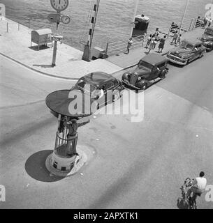 Voyage au Suriname et aux Antilles néerlandaises agent de trafic à l'intersection Emmabog et Handelskade Date: 1947 lieu: Curaçao, Willemstad mots clés: Voitures, policiers Nom de l'institution: Emmabog Banque D'Images