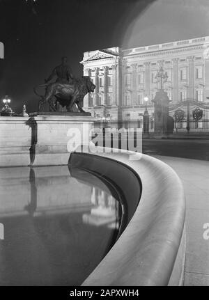 Étang au palais de Buckingham à Londres Date: Non daté lieu: Angleterre, Londres mots clés: Tir en soirée, extérieur, palais, statues, étangs Banque D'Images