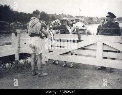 Sport, Jeux olympiques d'Amsterdam, 1928 : un rameur de la section skif reçoit des fleurs de derrière une clôture d'un admirateur féminin. Banque D'Images