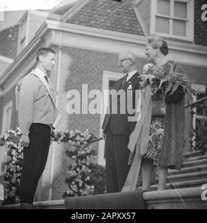 Événement dans le cadre de l'anniversaire gouvernemental de sa Majesté la Reine Juliana Champion du monde de patinage Henk van der Grift, maire Kolfschoten et Reine Juliana Date : 6 mars 1961 lieu : den Haag mots clés : maires, reines, patineurs Nom personnel : Grift, Henk van der, Juliana (Reine Pays-Bas), Kolfschoten, H.A.M.T. Banque D'Images