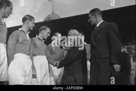 Match de football Pays-Bas-Belgique à Wembley à Londres. C'est le deuxième match entre les deux pays sur le territoire anglais. La Belgique remporte la compétition avec 5-4 et a participé à un grand nombre de personnalités du gouvernement néerlandais et belge. Les Joueurs Néerlandais Sont Présentés Au Premier Ministre Gerbrandy Date: 11 Octobre 1941 Lieu: Grande-Bretagne, Londres Mots Clés: Ministres, Sport, Seconde Guerre Mondiale, Football Nom Personnel: Gerbrandy Nom De L'Institution: Wembley Stadion Banque D'Images