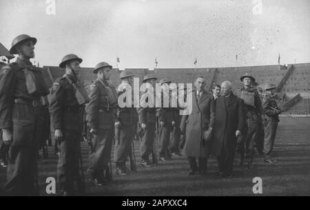 Match de football Pays-Bas-Belgique à Wembley à Londres. C'est le deuxième match entre les deux pays sur le territoire anglais. La Belgique remporte la compétition avec 5-4 et a participé à un grand nombre de personnalités du gouvernement néerlandais et belge. Le Premier ministre Gerbrandy et le ministre belge de la Défense inspectent la Garde d'honneur, composée de membres d'un bataillon local de la Garde d'accueil Date: 11 octobre 1941 lieu: Grande-Bretagne, Londres mots clés: Militaire, ministres, sports, seconde Guerre mondiale, football Nom personnel: Gerbrandy Nom de l'institution: Wembley Stadion Banque D'Images