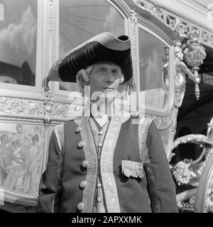 Abdication Reine Wilhelmina/Inauguration Des Préparations De La Reine Juliana. Répétition avec le Golden Carriage, dont le premier coachman du Royal stable Department de la Haye, C.L. Lammers, qui a roulé l'autocar le 6 septembre à Amsterdam. Date: Septembre 1948 lieu: La Haye, Zuid-Holland mots clés: Inaugurations, calèches, coachmen, maison royale, répétitions Nom personnel: Lammers, C.L. Nom De L'Institution: Royal Stable Department Banque D'Images