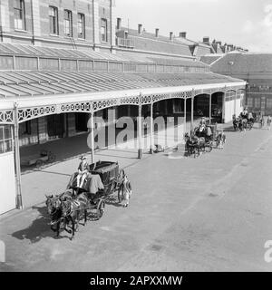 Abdication Reine Wilhelmina/Inauguration Des Préparations De La Reine Juliana. Répétition avec le Golden Carriage et trois calèches (photo), avec des coachmen et des lackeys en pleine régalia, dans la cour du Royal stable Department de la Haye. Date: Septembre 1948 lieu: La Haye, Zuid-Holland mots clés: Inaugurations, calèches, coachmen, maison royale, lackeys, chevaux, répétitions Nom de l'établissement: Royal stable Department Banque D'Images