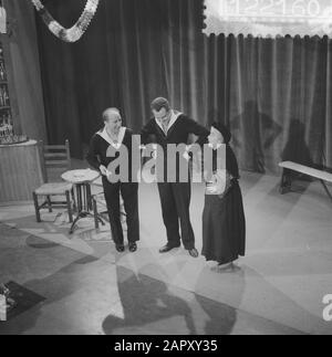 Performances TV des Jantjes. De Schele, de Dolle et sa mère Annotation: La télévision VARA a présenté cette pièce à l'écran de La Petite Comédie d'Amsterdam. Fred Wiegman (Schele Manus), Rudie Falkenhagen (Dolle Dries), Mies Peijter (Mère Betje) Date : 13 Mars 1961 Lieu : Amsterdam, Noord-Holland Mots Clés : Comédies Musicales, Émissions De Télévision Banque D'Images