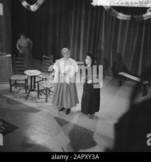 Performances TV des Jantjes. Blonde Salue Et Dam Betje Annotation: Kitty Jansen (Blond Greet), Mies Peijter (Mère Betje) Date: 13 Mars 1961 Mots Clés: Représentations Tv Banque D'Images