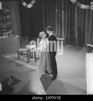 Performances TV des Jantjes. Blonde Greet The Dolle Annotation: Kitty Jansen (Blond Greet), Rudie Falkenhagen (Dolle Dries Dries) Date: 13 Mars 1961 Mots Clés: Les Représentations Télévisées Banque D'Images