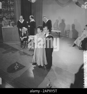 La télévision des Jantjes.? Et sa fille chantant sur Amsterdam Annotation: Beppie Nooij jr. (Toffe Jans) et ? Date : 13 Mars 1961 Lieu : Amsterdam, Noord-Holland Mots Clés : Comédies Musicales Banque D'Images