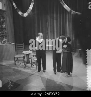 Performances TV des Jantjes. De Schele, de Dolle et Dam Betsy Annotation: La télévision VARA a apporté ce jeu à l'écran de La Petite Comédie à Amsterdam. Fred Wiegman (Schele Manus), Rudie Falkenhagen (Dolle Dries), Mies Peijters-Zech (Mère Betje) Date : 13 Mars 1961 Lieu : Amsterdam Mots Clés : Comédies Musicales, Émissions De Télévision Banque D'Images